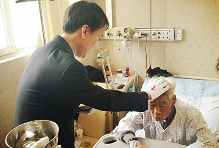 원목실 활동의 환자목회 관련 사진으로써 목사가 환자에게 안수를 하는 사진입니다.